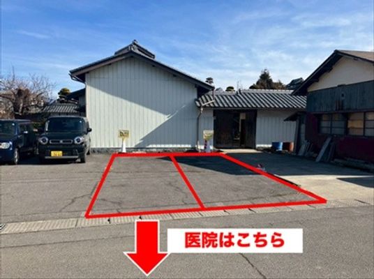 施設前の駐車スペース外観  