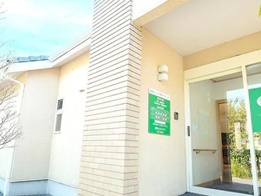 明るい外観の入口  