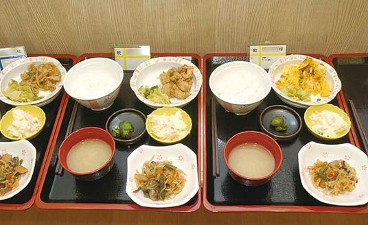 豊かな料理の食堂