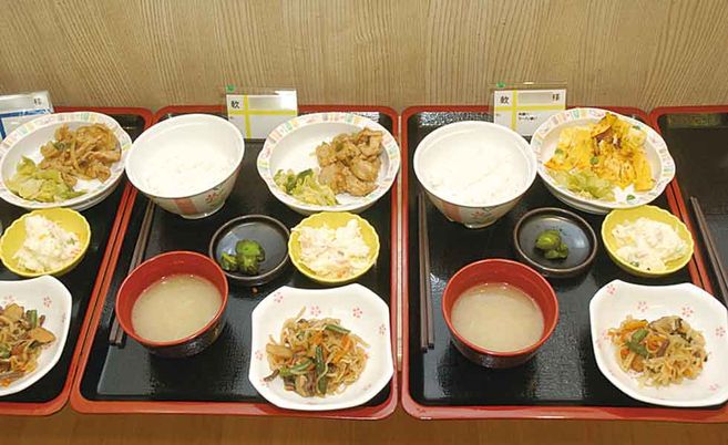 豊かな料理の食堂