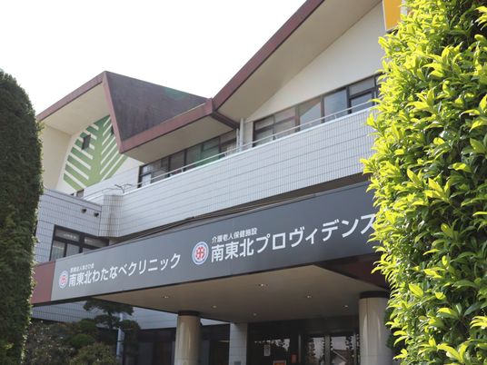 緑に囲まれた外観  