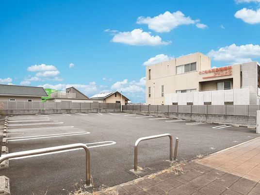 広い駐車場の外観  
