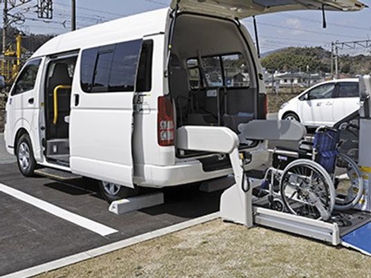 車椅子対応の送迎車の乗降口