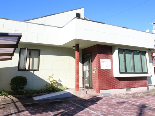 明るい外観の建物前  