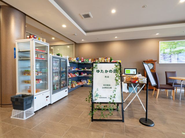 商品の並ぶ売店スペース フロント 明るい空間に設けられた売店です。日用品や食品が揃っていて、入居者の方に便利です。