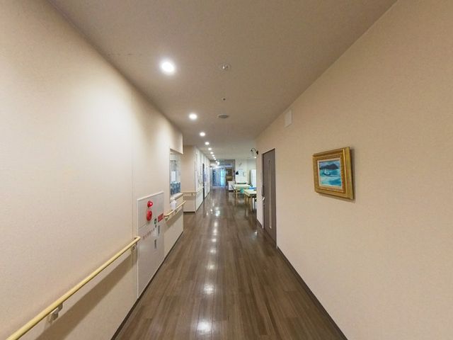 長い廊下 廊下 ゆったりとした長い廊下は、明るい照明があり安心して移動できます。手すりも設置されています。