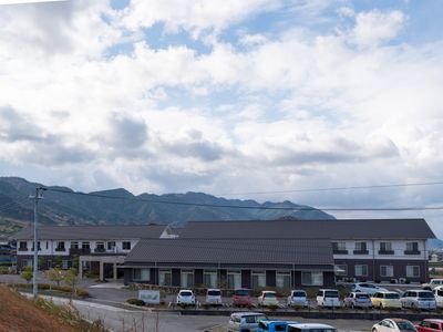 山並みと施設の外観