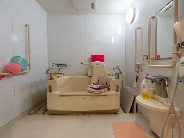 白い壁の浴室 浴室 広々とした浴室には安全を考慮した手すりが設置されています。安心して入浴できる空間です。