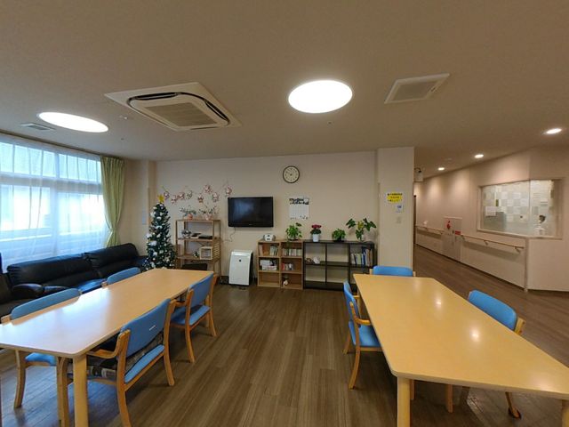 広々とした共有スペース リビング 明るく広々とした空間で、リラックスしながら交流が可能です。自然光が優しく差し込みます。