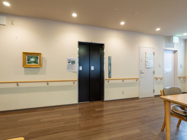 エレベーターがある廊下 廊下 明るい廊下にエレベーターがあります。安全に配慮した手すりがしっかりと設置されています。