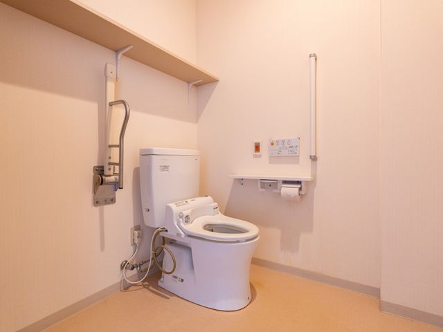 清潔感のあるトイレ トイレ 清潔で使いやすいトイレです。手すりが設置されており、安全に配慮されています。