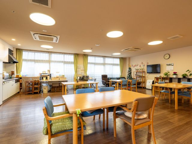 広々としたダイニングルーム ダイニングルーム 自然光がたっぷり入る心地よい空間で、ゆったりとしたくつろぎの時間を過ごせます。