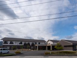 青空の下の建物外観