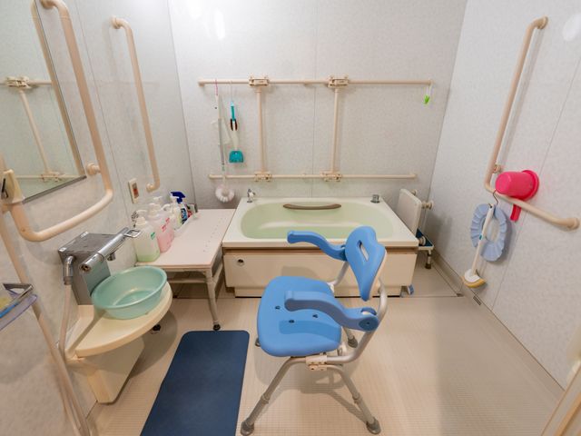 福祉用具が整った浴室 浴室   手すりが設置された浴室で、安心して入浴できる環境です。お湯に浸かる時間を安全に楽しめます。