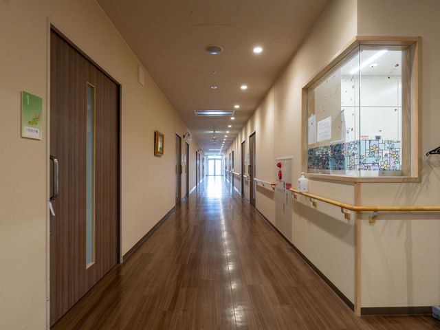 長い廊下 廊下 広々とした作りの廊下は、明るい照明で安全に配慮されています。手すりも設置されています。