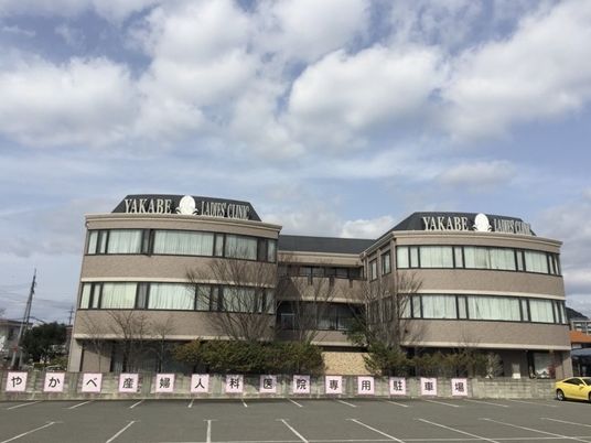 外観と駐車場  