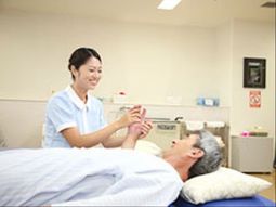 介護職員と利用者の手作業