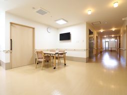 廊下に設置されたテーブルと椅子
