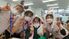 笑顔のスタッフと利用者の集合写真