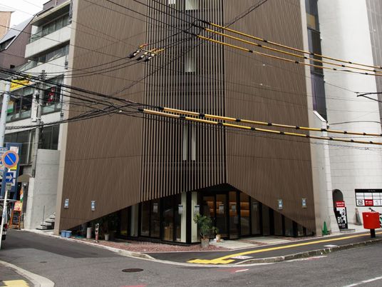 街角の建物外観  