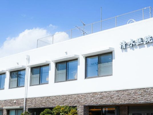 白い外壁の病院外観  