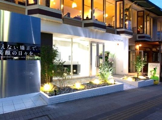 明るい外観の入口  