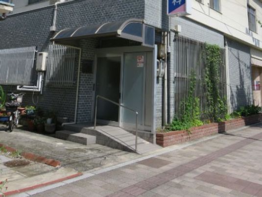 建物の入口外観  