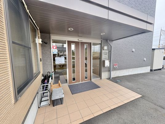 落ち着いた雰囲気のエントランス
