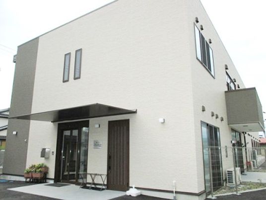 清潔感のある建物のエントランス