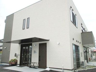 清潔感のある建物のエントランス