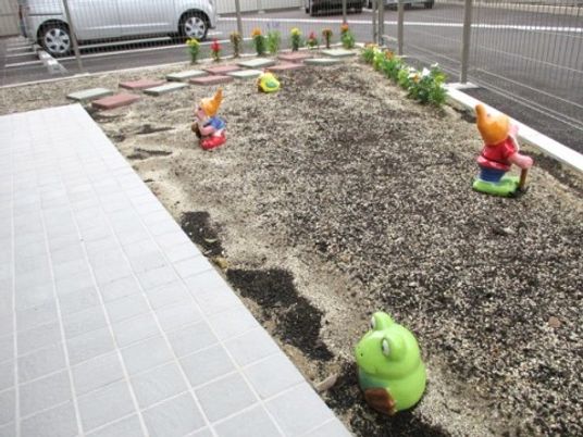 カラフルオブジェのある庭