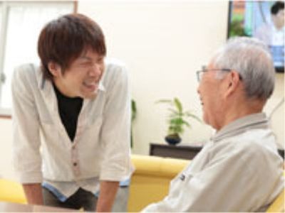 笑顔で会話するスタッフと利用者