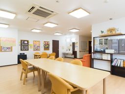 暖かい雰囲気の食堂空間