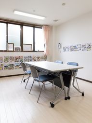 明るい多目的室の様子
