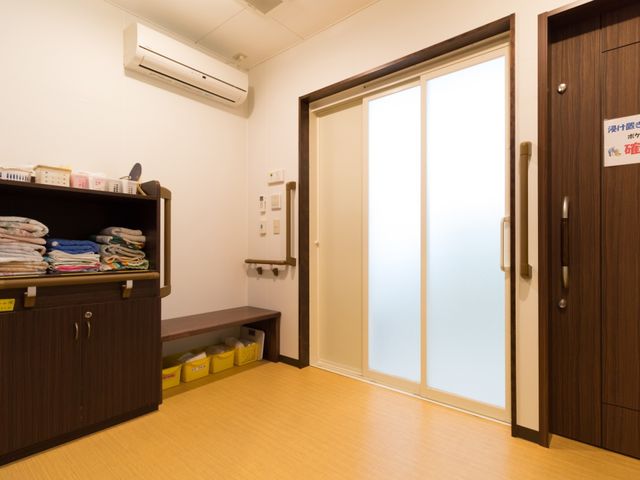 整理された洋室の一角 脱衣場 ゆとりのある洋室には、収納棚とエアコンが完備されており、快適な環境が整えられています。
