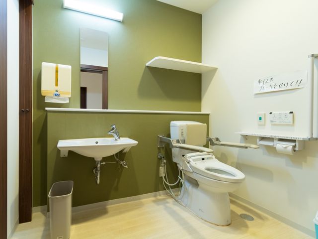 バリアフリートイレの内観 トイレ 手すり付きで安全を配慮したきれいなトイレです。快適な利用が考えられた使いやすい設計になっています。