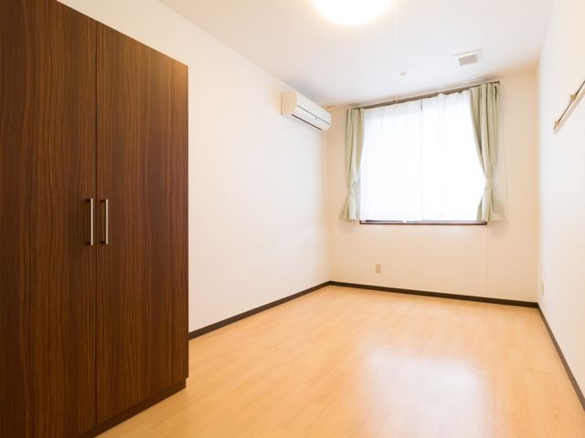 シンプルな居室 居室 広々とした居室で、ゆとりを持って過ごせる空間が整っています。落ち着いた色合いが心地よい、快適な日常をサポートします。