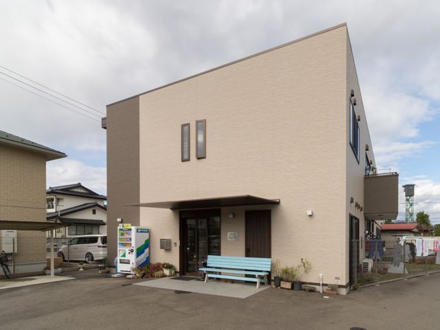 清潔感のある外観 外観 明るい雰囲気の外観を持つ当施設では、あたたかなお迎えができる環境が整っています。スタッフの働きやすさも考えた設計になっております。