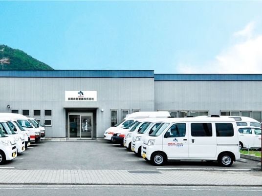 送迎車が並ぶ外観  