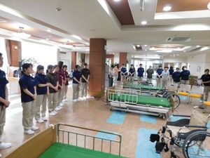 職員研修中の機能訓練室  