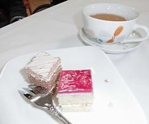 ケーキと飲み物の皿