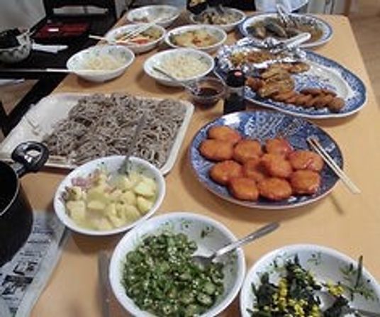 多様な料理が並ぶテーブル
