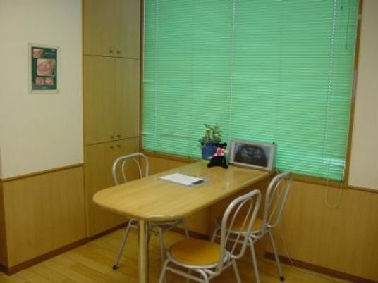 窓際の四人席の食堂  