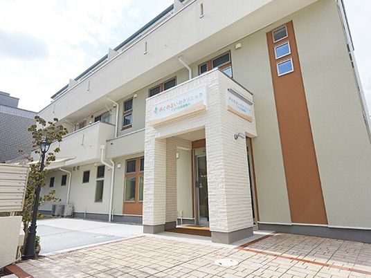 明るい建物のエントランス  