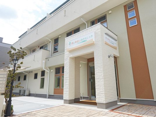 明るい玄関まわりの外観  