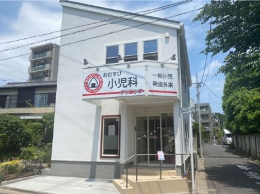 小児科看板のある外観  