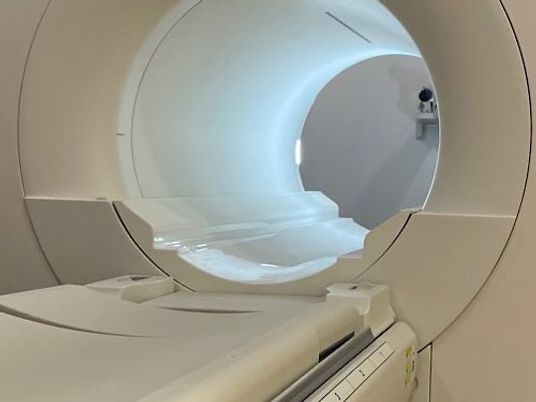 明るい検査用ベッド  