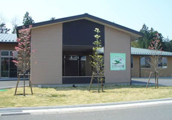 木々のある建物外観