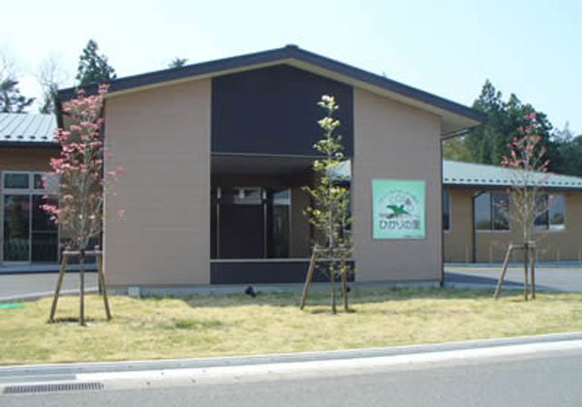 木々のある建物外観
