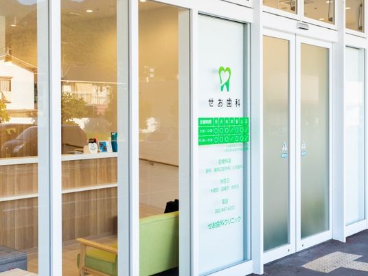 明るい受付のある入口